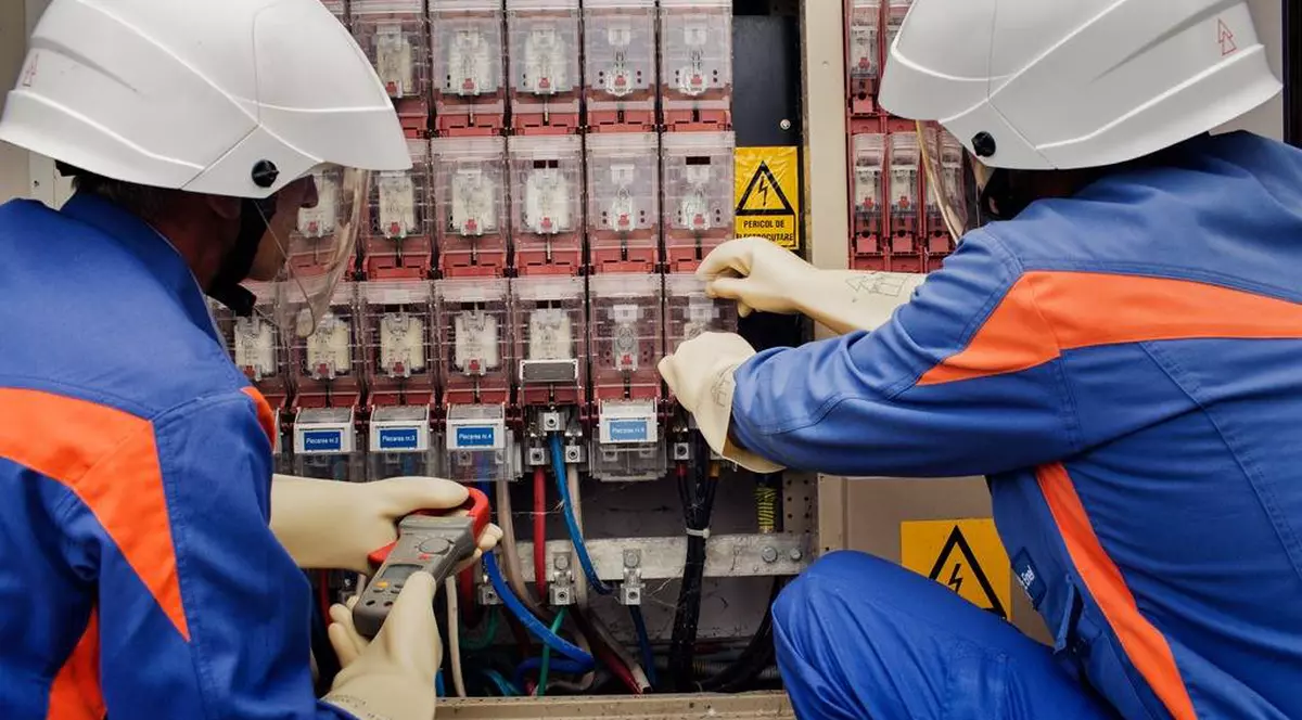 O femeie din Timiș reclamă faptul că echipele ENEL insistă să intre, fără echipament de protecție împotriva coronavirus, în casa ei: “Eu am o mamă de 85 de ani și copilul are varicelă”. ENEL infirmă acuzațiile