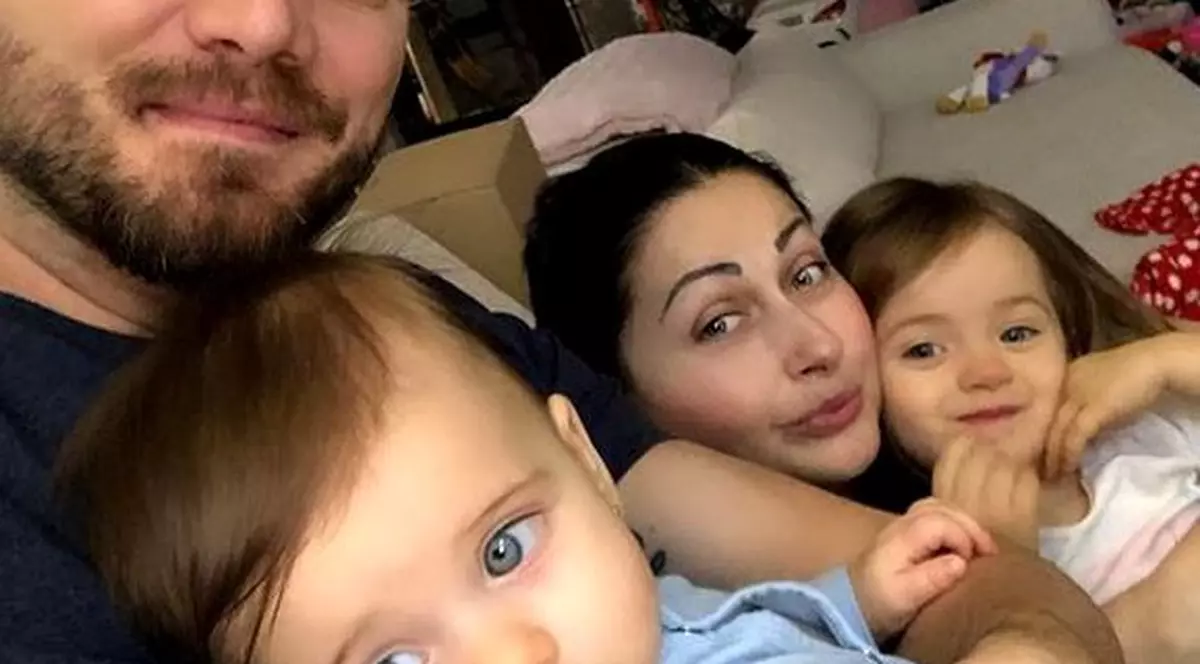 Fetița Gabrielei Cristea a împlinit un an. Iris va avea parte de o aniversare pe cinste, chiar dacă întreaga familie a intrat în autoizolare din cauza coronavirusului