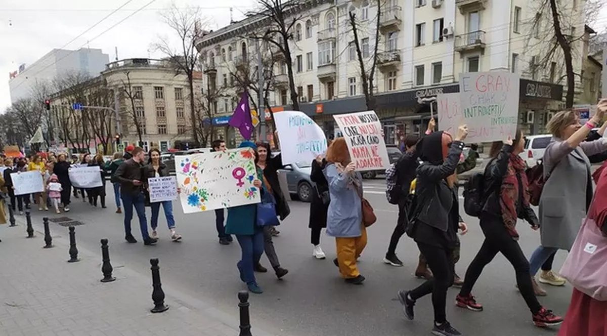 Fiecare a cincea femeie din Republica Moldova e hărțuită la locul de muncă. Sute de persoane au cerut în stradă oprirea violenței și a sexismului
