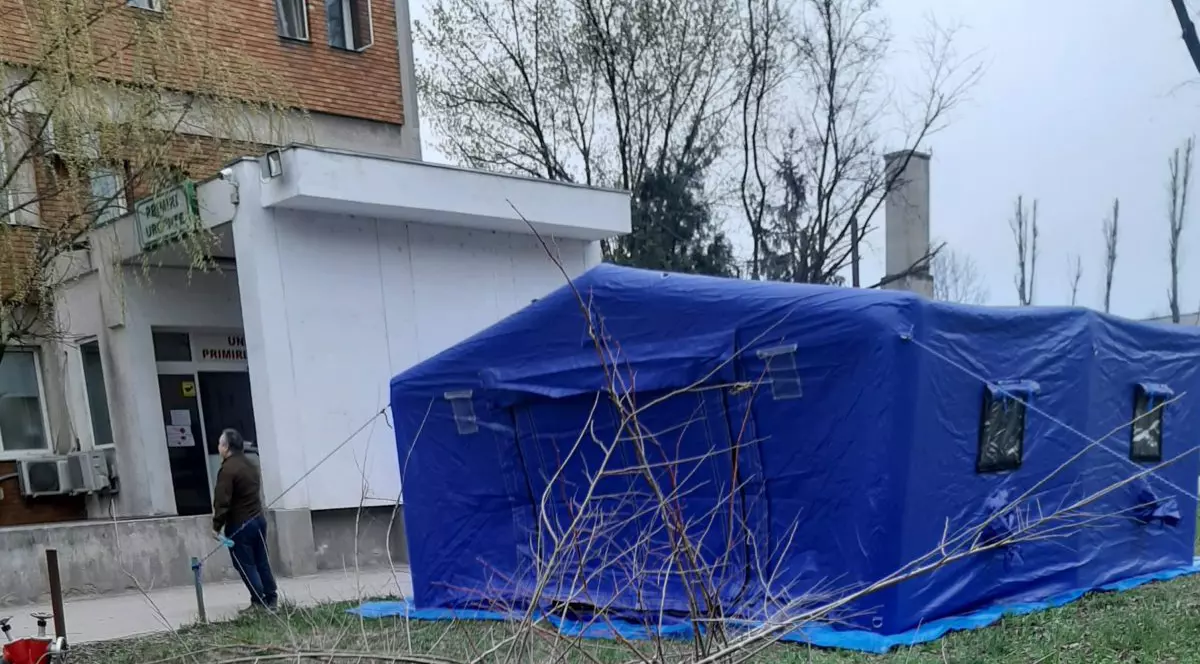 Cort pentru trierea cazurilor suspecte de coronavirus, in curtea Spitalului Sf Ioan