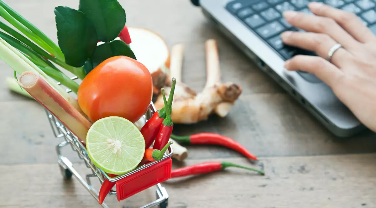 Efectul coronavirus: Cresc puternic comenzile online de mâncare, scade folosirea banilor cash