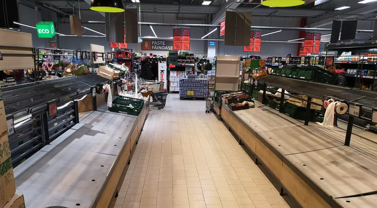 România, scenariul 2. Bucureștenii au cumpărat masiv făină, mălai, legume și conserve. Cum arătau supermarketurile la ora 20.00