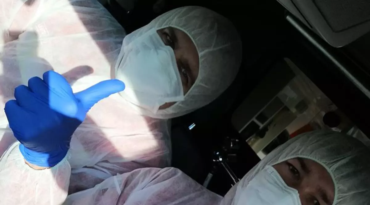 Paramedici trimişi la un pacient suspect de coronavirus în costume de zugravi. "Nu avem combinezoane şi nici măşti"