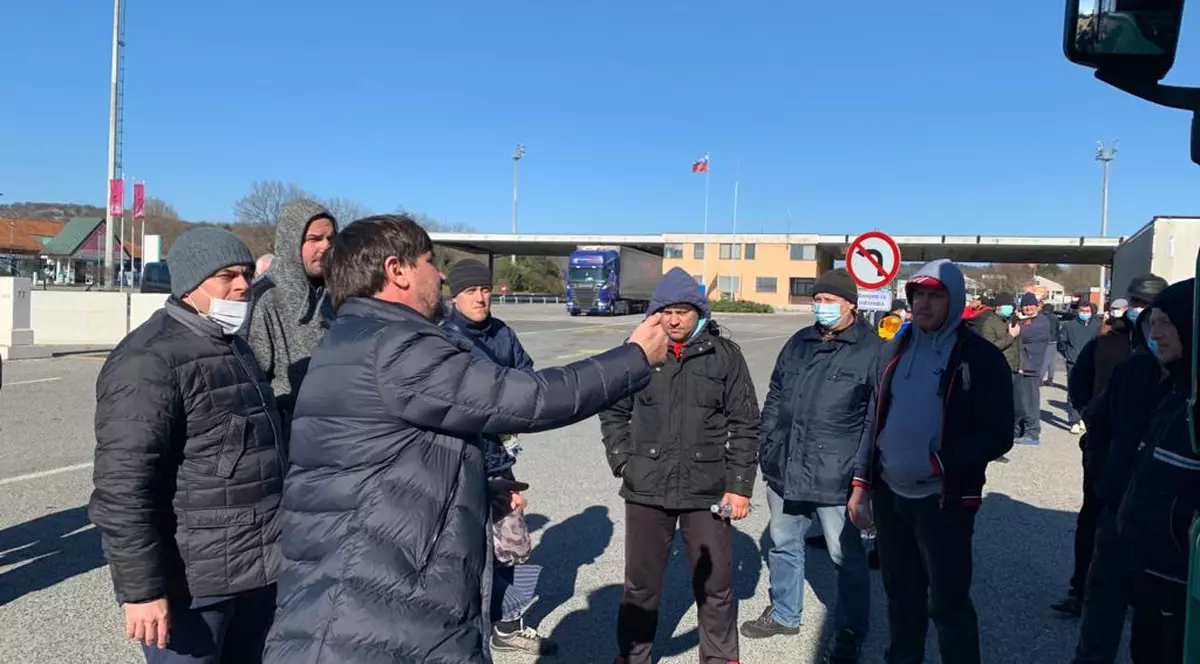 Peste 300 de șoferi de tir români au fost blocați la granița Italiei cu Slovenia timp de 48 de ore. Situația s-a rezolvat, dar mai sunt transportatori izolați