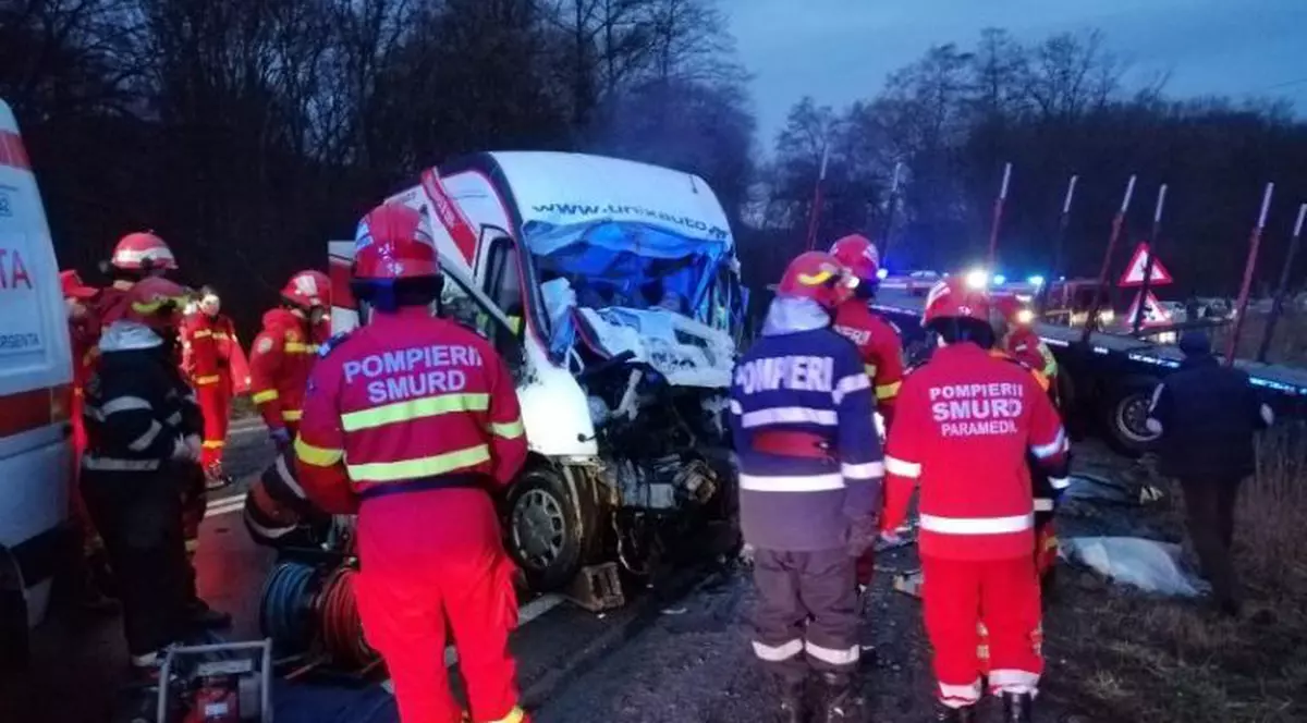 Accident grav pe DN1. Doi oameni au murit, după ce un tir şi o autoutilatară s-au ciocnit frontal
