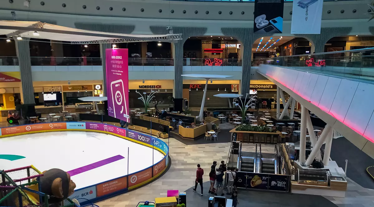 Viaţa în cel mai mare mall din Bucureşti, în vremea coronavirusului. De ce aleg oamenii să nu stea acasă, în auto-izolare