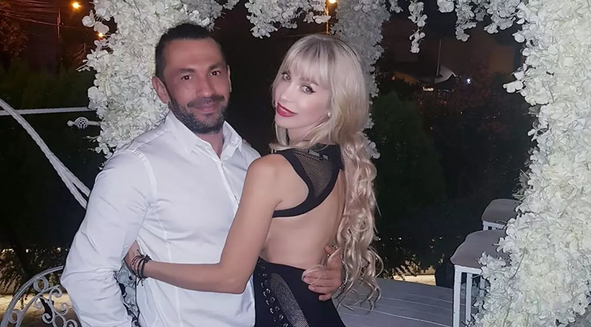 Solista Ana Constantin nu va mai îmbrăca rochia de mireasă anul acesta. “Facem direct nunta de argint. În 2021 împlinim 25 de ani de relație!”