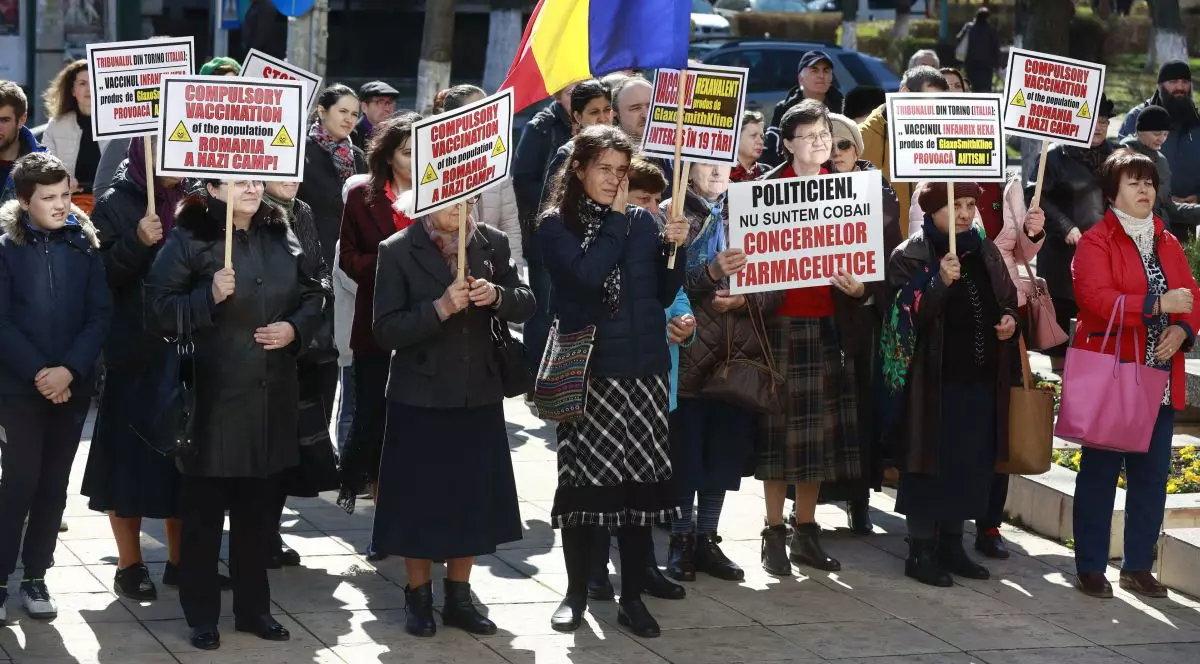 Protest la Buzău față de vaccinarea obligatorie
