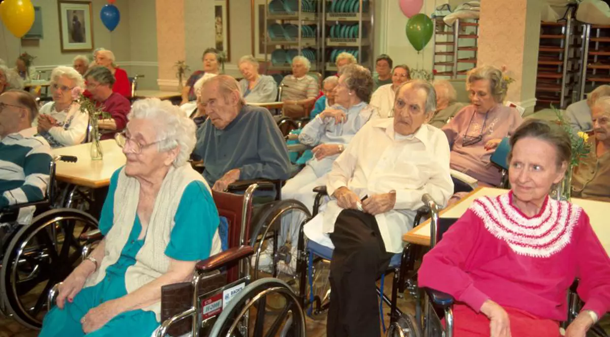 Căminele de bătrâni din România se transformă în focare COVID. Zeci de bătrâni și angajați testați pozitiv