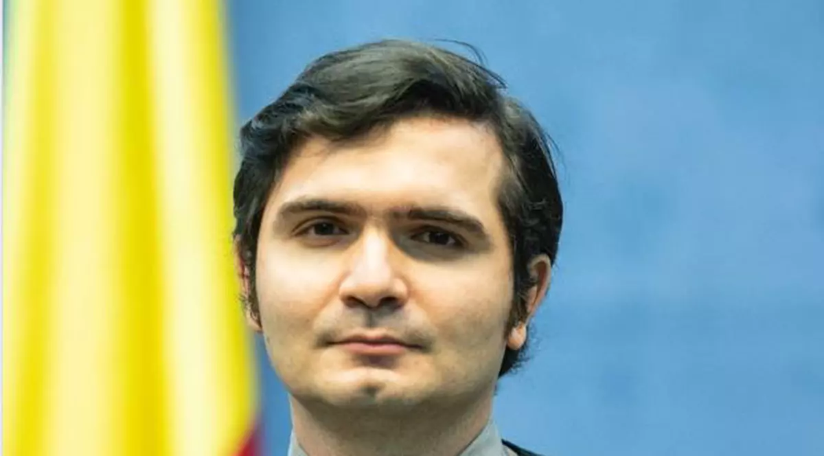 El este cel care interpretează mesajele autorităților pentru persoanele cu dificultăți de auz: „Un om de o modestie remarcabilă”