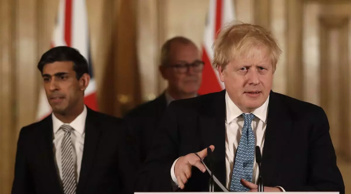 Premierul Boris Johnson și-a schimbat strategia în lupta împotriva epidemiei FOTO: EPA