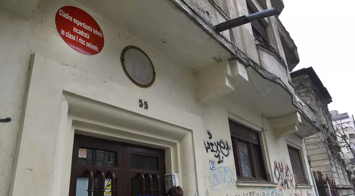 Mii de bucureșteni locuiesc în clădiri cu bulină roșie, care se pot prăbuși la un cutremur major. Foto: Hepta.ro