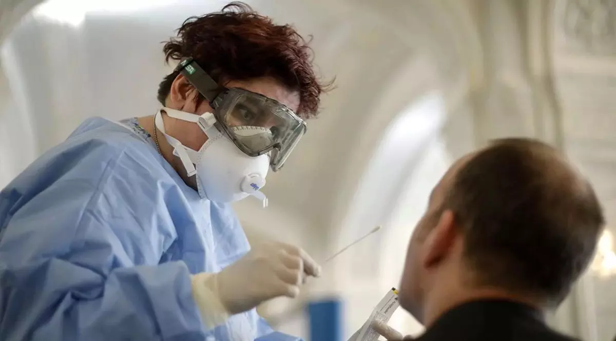 Experții recomandă efectuarea de multe teste pentru controlul epidemiei