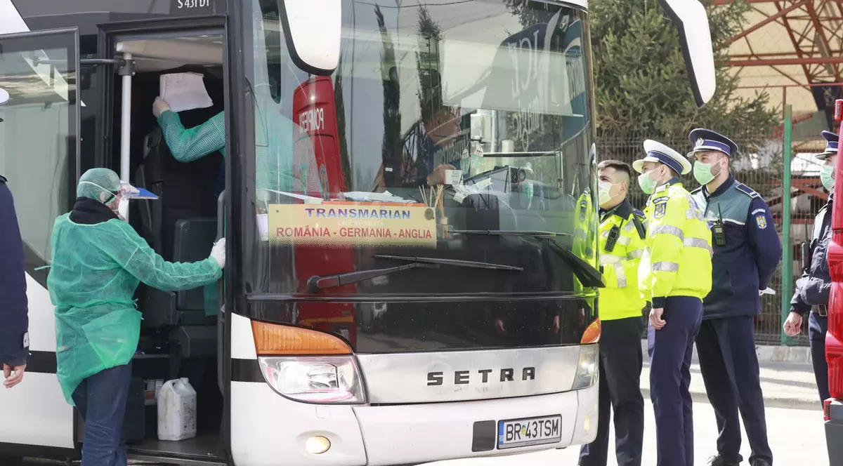 Autocar cu 60 de persoane, oprit la Buzău. "Până aici nu ne-a verificat nimeni"