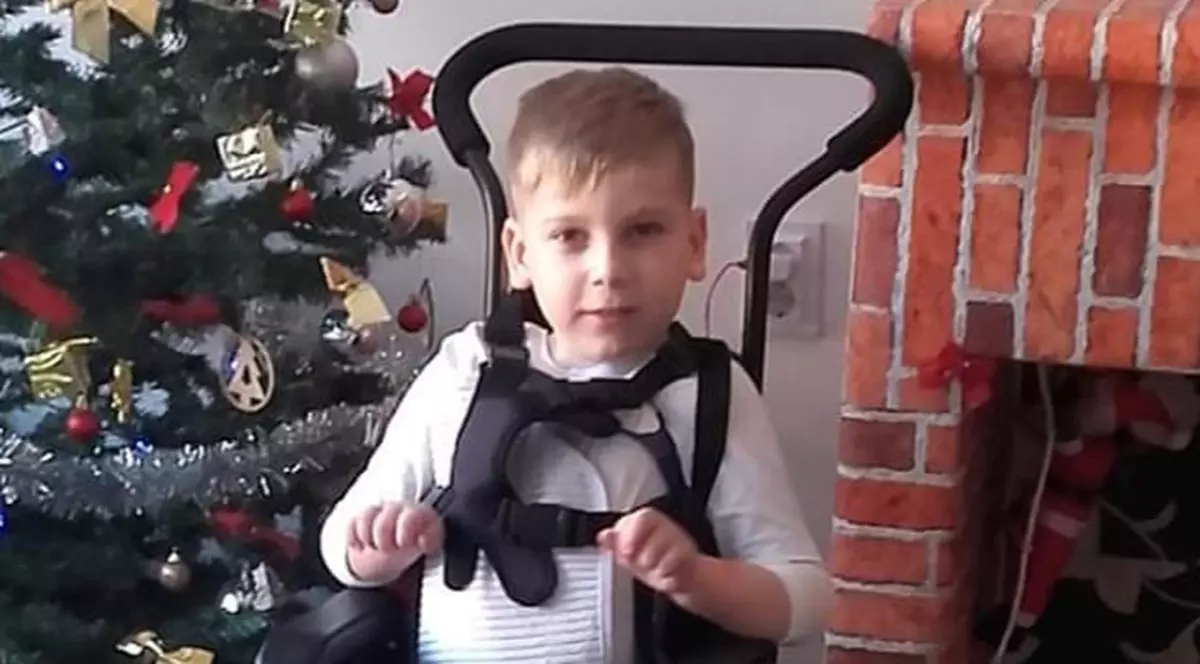 David, bolnav de amiotrofie spinală, are nevoie de 10.000 de euro. Cu acești bani, băiețelul de cinci ani va merge timp de un an la tratament în Italia și va avea un cărucior special