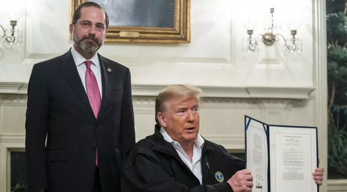 Donald Trump a semnat vineri proiectul care autorizează deblocarea a 8,3 miliarde de dolari pentru a combate răspândirea coronavirusului FOTO: EPA