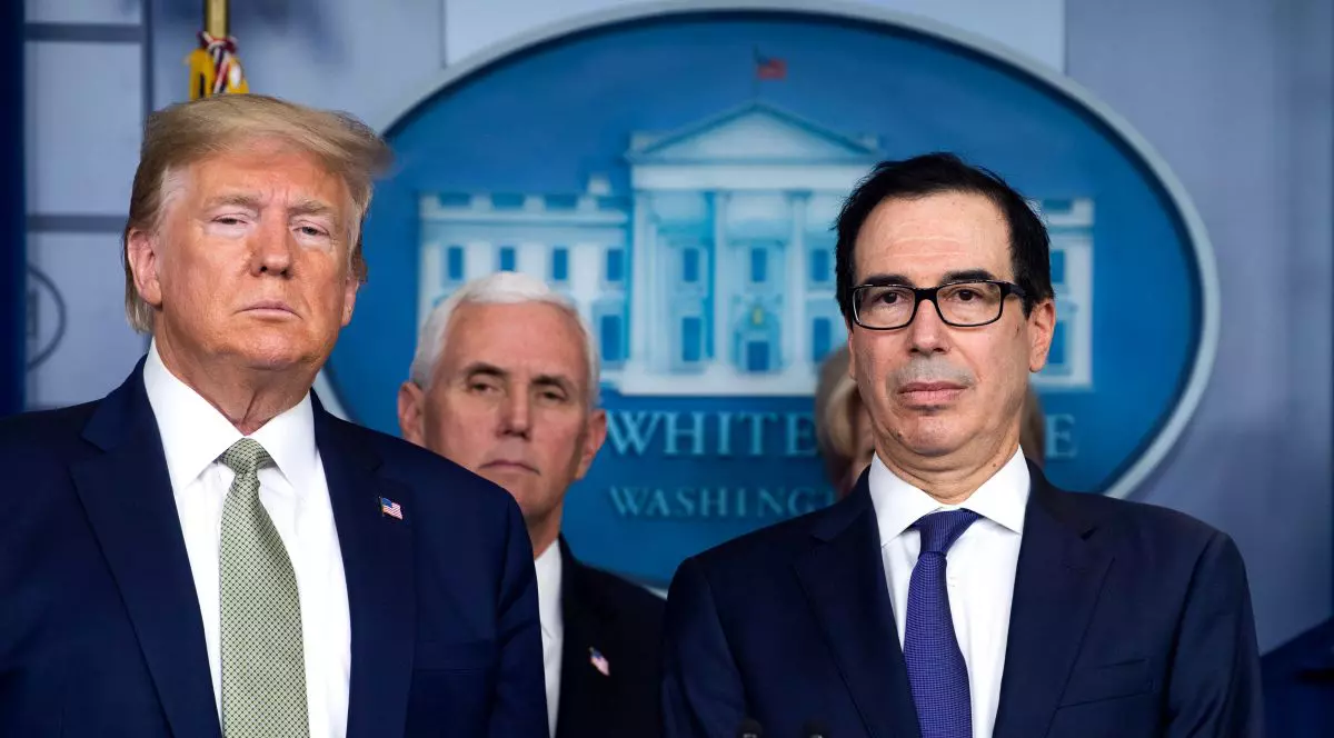 Secretarul Trezoreriei americane, Steven Mnuchin, alături de Donald Trump FOTO: EPA