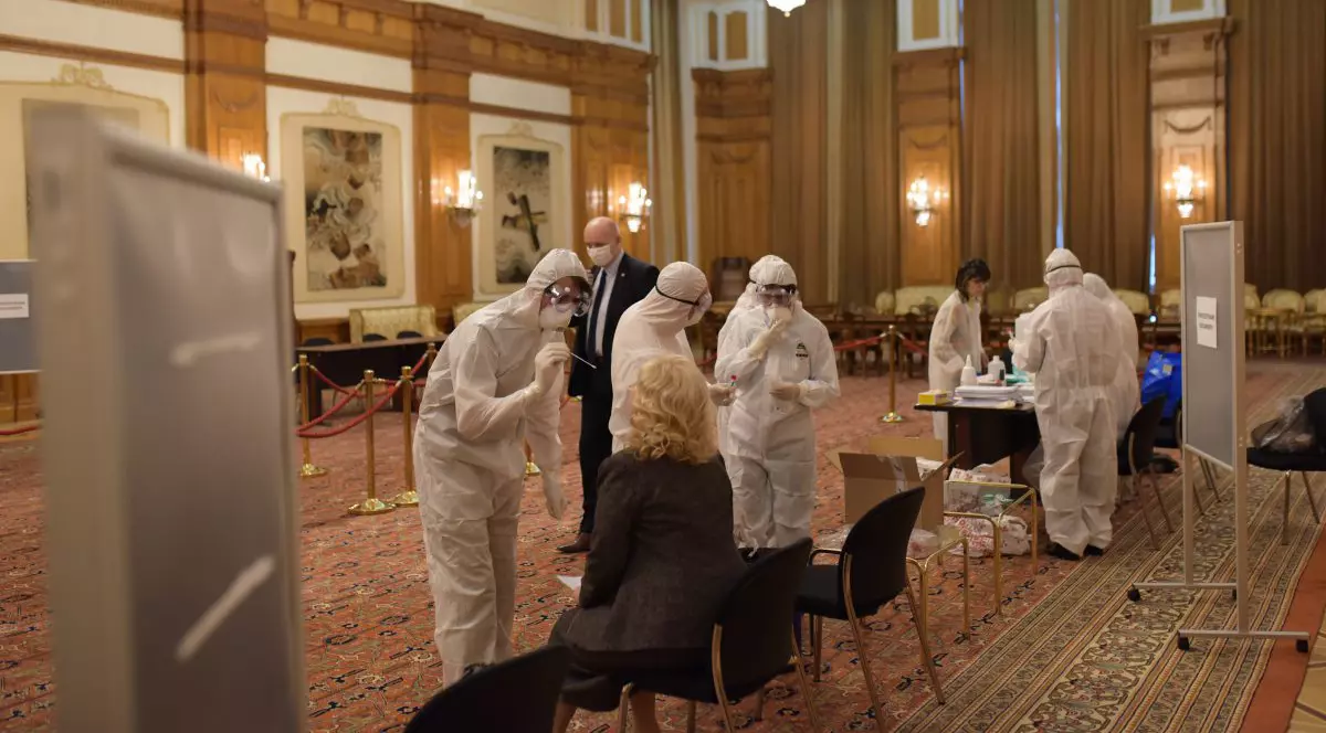 FOTO | Parlamentarii s-au testat de coronavirus. În Parlament se merge pe un culoar stabilit, aleşii poartă măşti şi mănuşi