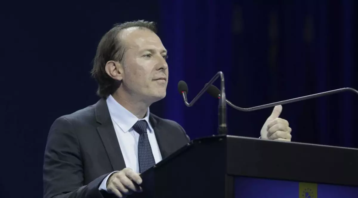 Cîțu pregătește credite în valoare de 10 miliarde de lei pentru IMM-uri. Florin Cîțu la un pupitru