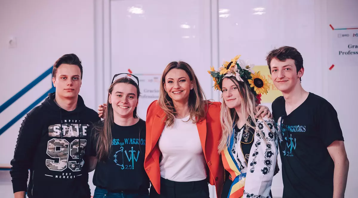 Copiii din programul de robotică implementat de Dana Războiu se implică activ în furnizarea de soluții de criză. „S-au mobilizat pentru a confecționa viziere pentru spitale”