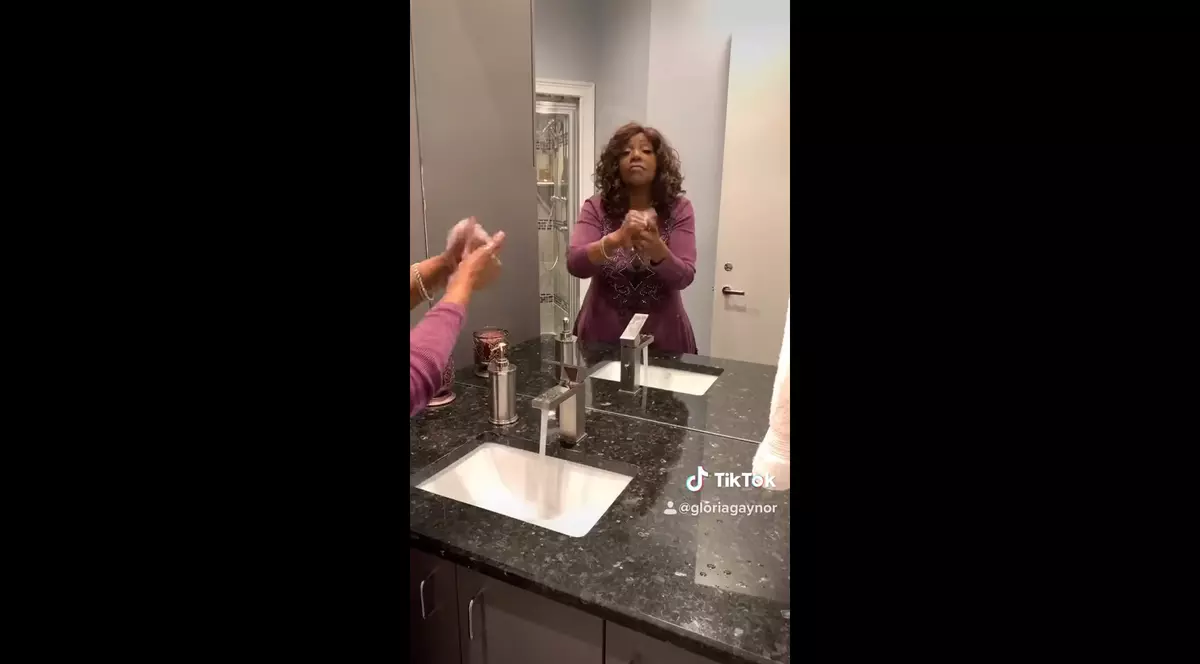Video viral | Gloria Gaynor cântă hitul "I Will Survive" în timp ce se spală pe mâini
