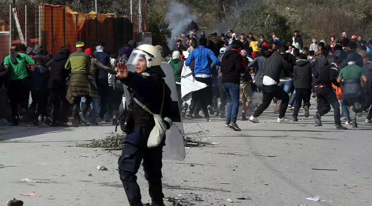 Polițiștii greci au respins protestele azilanților aflați în taberele de refugiați de pe insula Lesbos FOTO: EPA