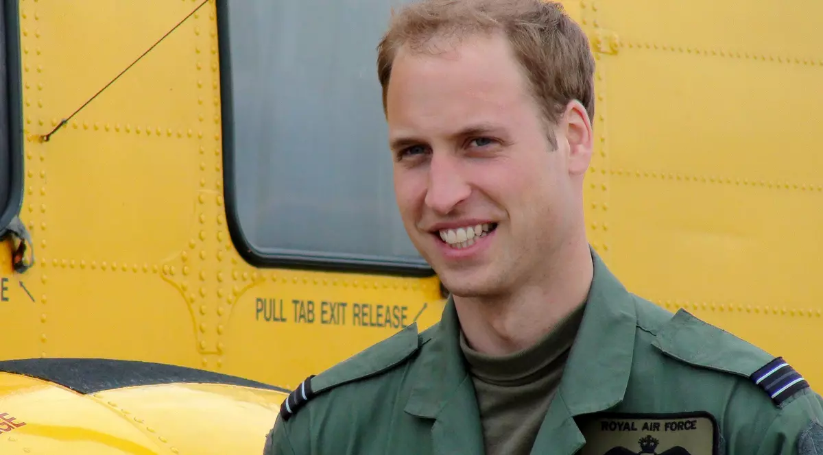 Prințul William vrea să se facă pilot pe ambulanță aeriană pentru a ajuta în lupta contra coronavirusului. Aici, o imagine cu William pilot din 2010 FOTO: EPA