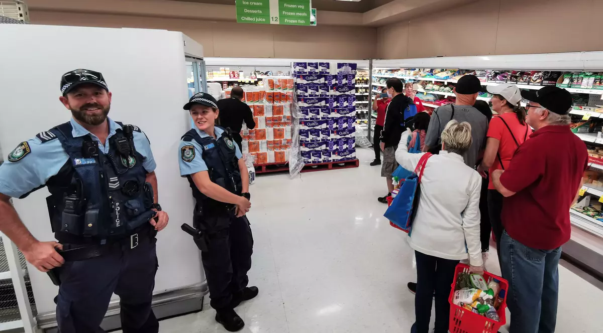 Hârtie igienică păzită de foști polițiști