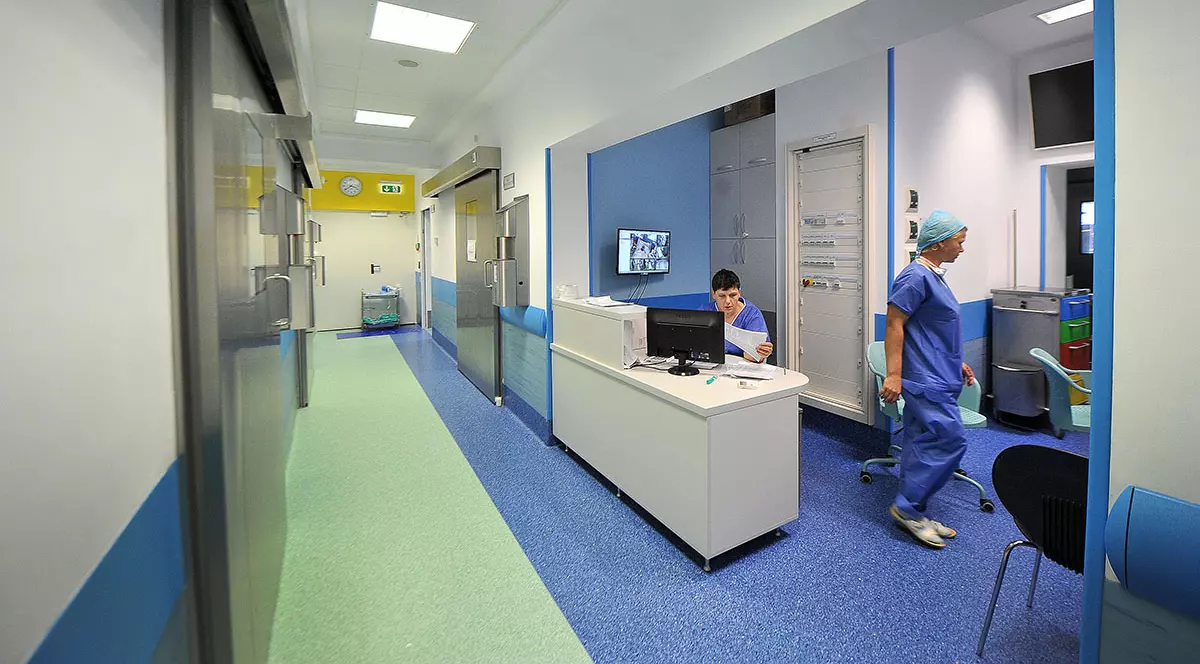 Reglementări noi pentru asistenții medicali: nu mai au voie să lucreze și în afara spitalului public sau privat unde sunt angajați