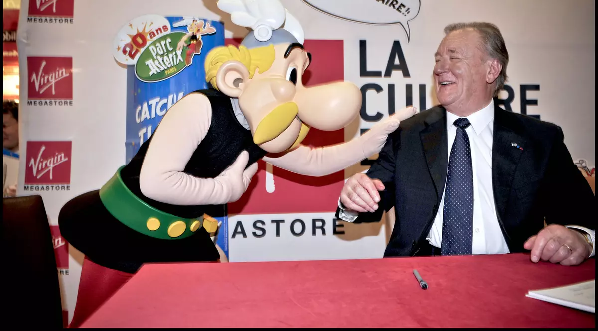 Albert Uderzo, alături de Asterix, personajul care și pe care l-a făcut celebru. FOTO: HEPTA