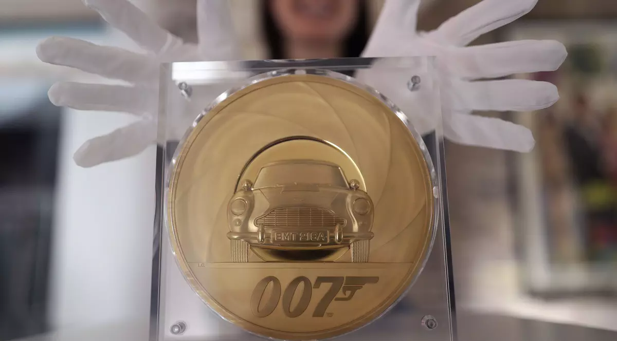 Monedă uriașă de aur dedicată lui James Bond. Cântărește șapte kilograme!