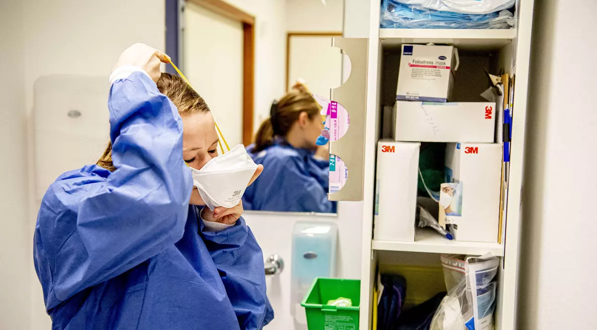 Medicii din Rusia au fost puși să-și facă singuri măștile