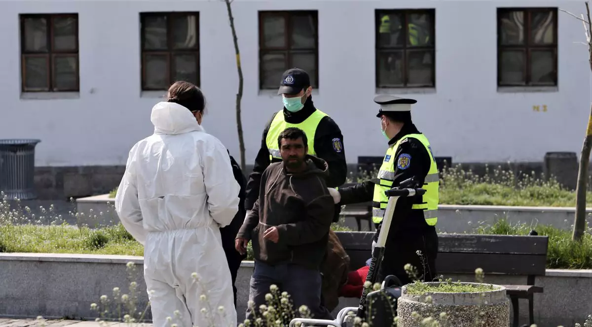 Poliția adună oamenii străzii și îi duce la adăposturi. Măsura este cuprinsă în Ordonanța Militară 3