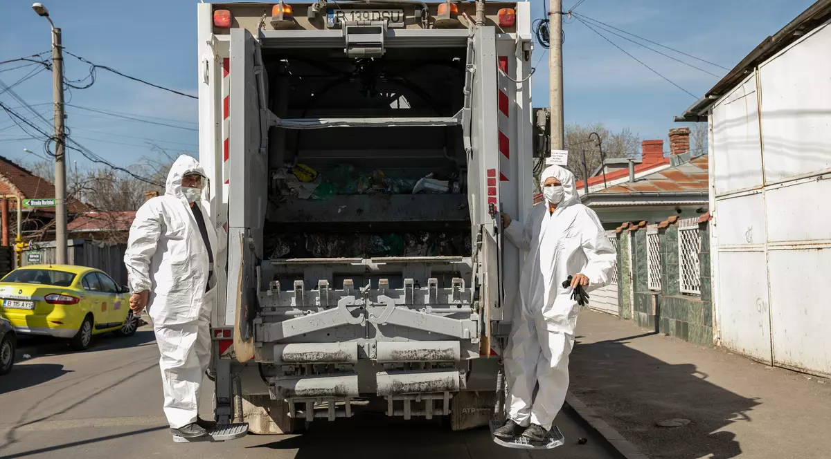 Operatorii de salubrizare, obligaţi să spele străzile din centrul Capitalei cel puțin o dată pe zi