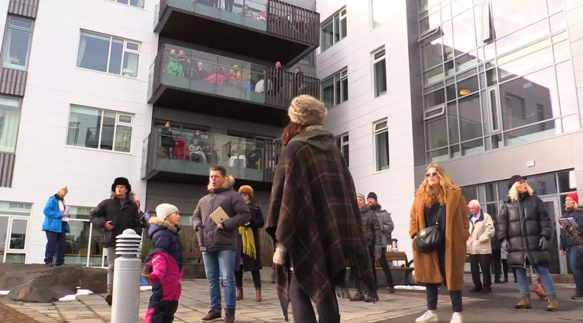15 cântăreţi au susţinut un concert live la un cămin de bătrâni din Reykjavik Foto: mbl.is