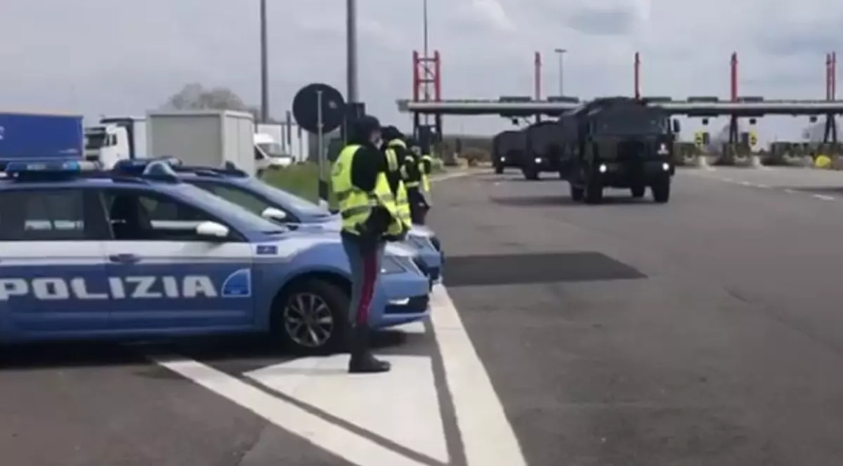 VIDEO / O patrulă de poliție din Italia a făcut un gest remarcabil în memoria persoanelor ucise de coronavirus