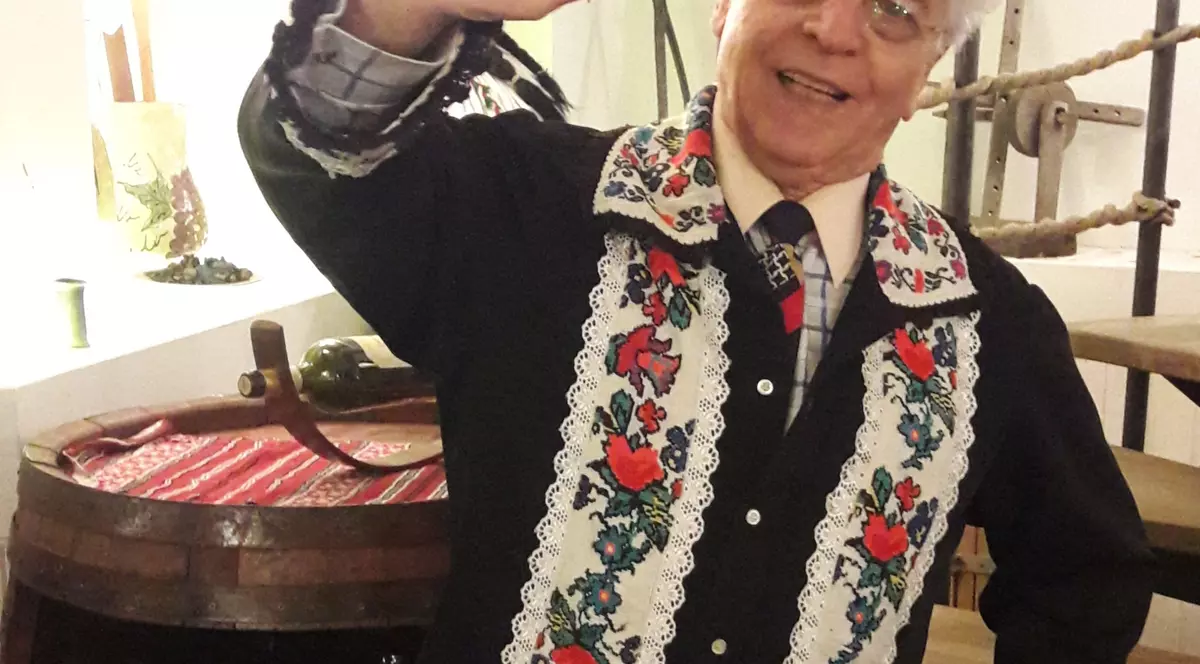 La 84 de ani, cântă la cârciumă 6 zile pe săptămână!Maestrul Ion Lăceanu a fost obligat acum să-și suspende activitatea din cauza coronavirsului