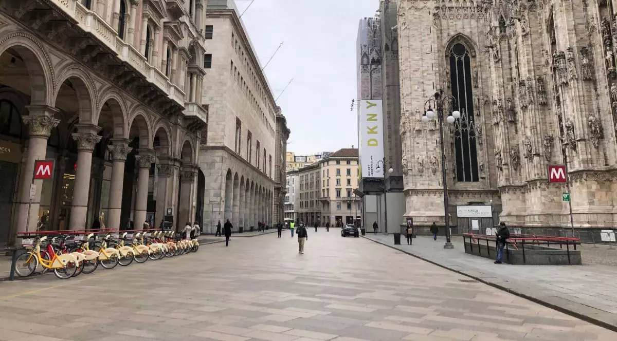 Piața centrală din Milano este deja goală FOTO: EPA