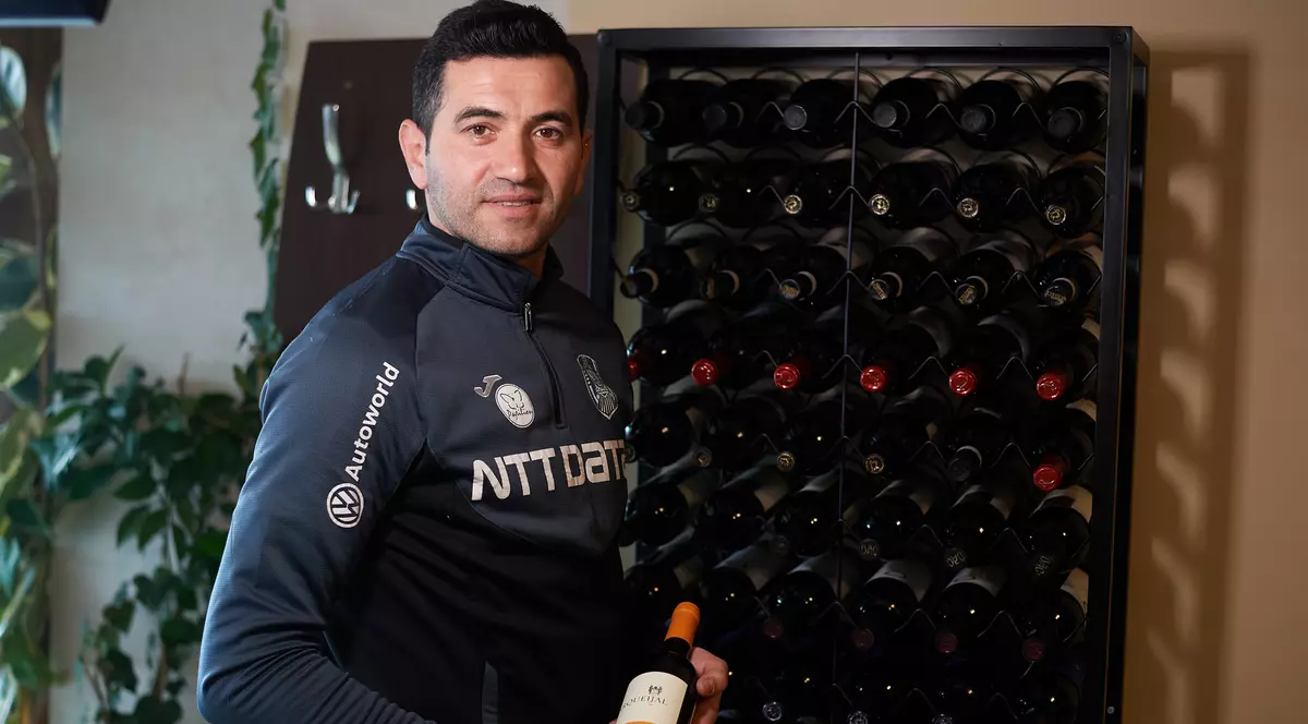 Nuno Claro are un restaurant cu soția sa, Teodora, recomandând diverse sortimente de vin clienților