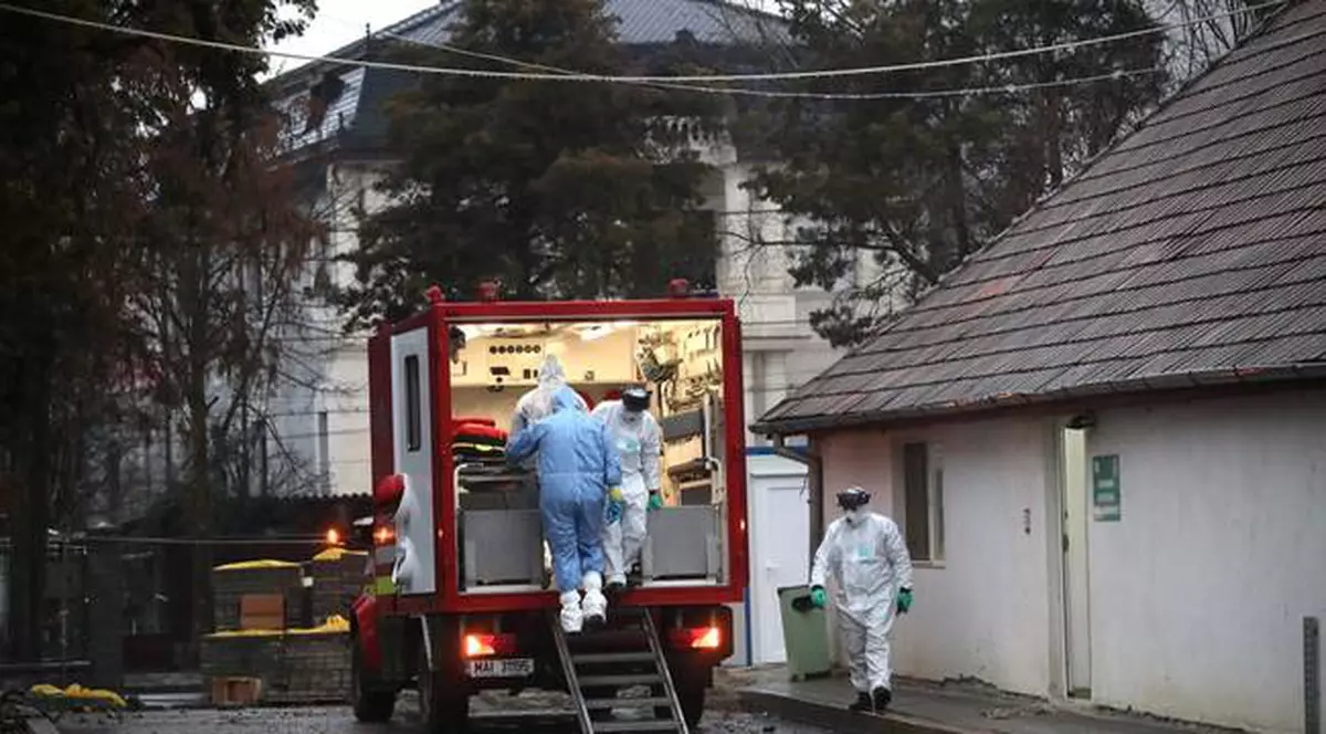 Pacienții depistați pozitiv cu coronavirus sunt transportati cu izoleta la spital. Foto: tion.ro