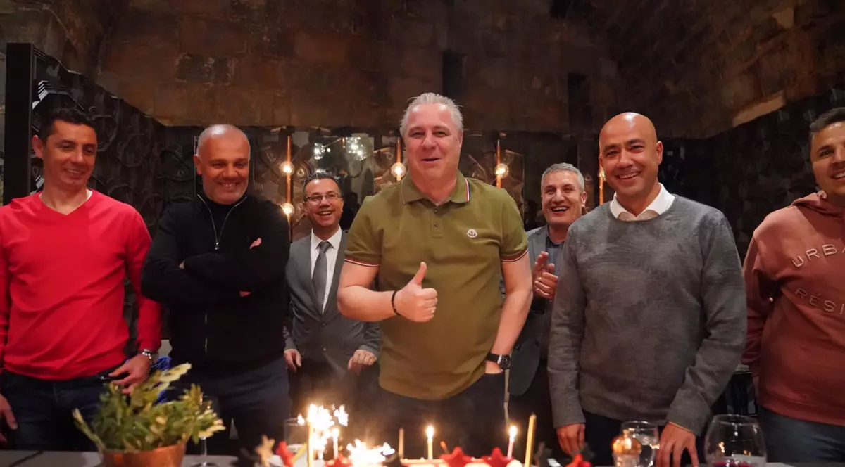 Marius Șumudică, chef de zile mari la Gaziantep, de ziua lui. Turcii i-au făcut cadou o carpetă cu chipul său!