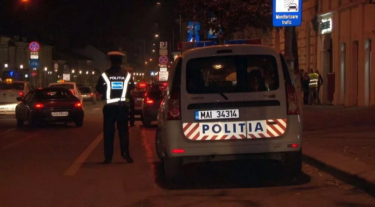 Urmărire ca-n filme la Arad. Un bărbat fără permis, urmărit de polițiști, s-a izbit cu mașina de o casă și un copac