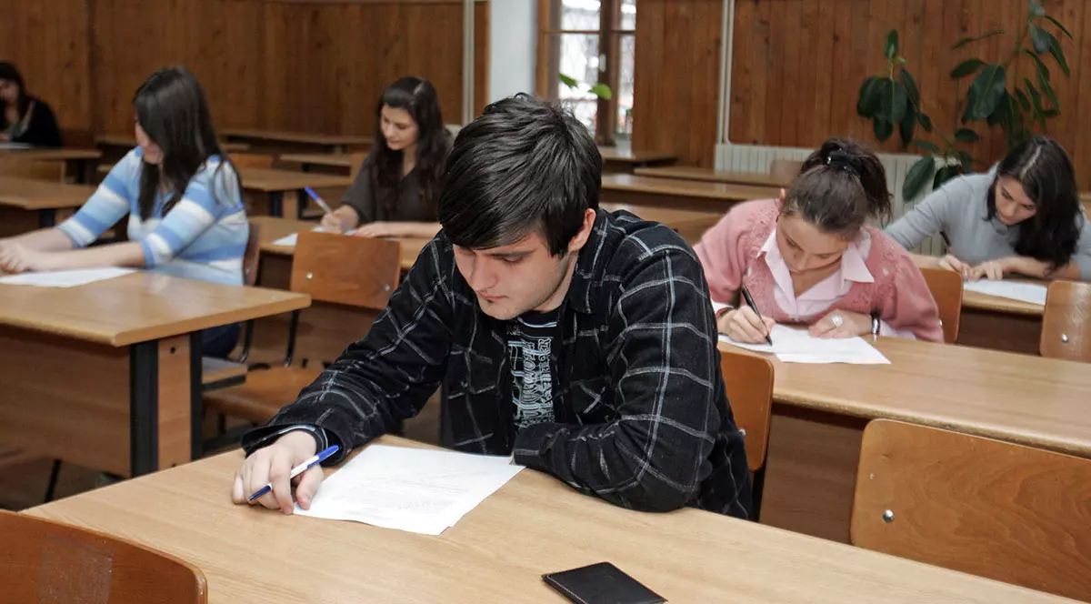 Elevii care vin în iunie la şcoală vor primi măşti gratuite de la stat, dacă părinţii nu au posibilitatea de a le achiziţiona