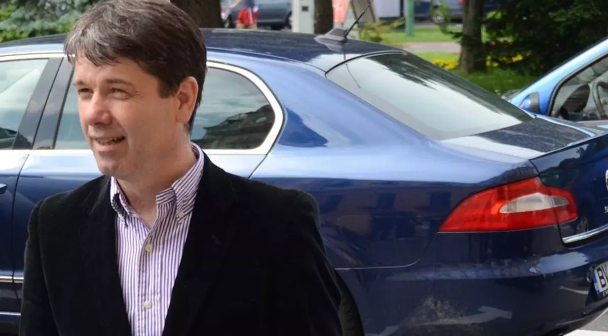 Primarul Braşovului a condus în interes personal maşini de lux cumpărate din bani publici, iar instanţa l-a achitat pentru că “fapta nu e prevăzută de legea penală”