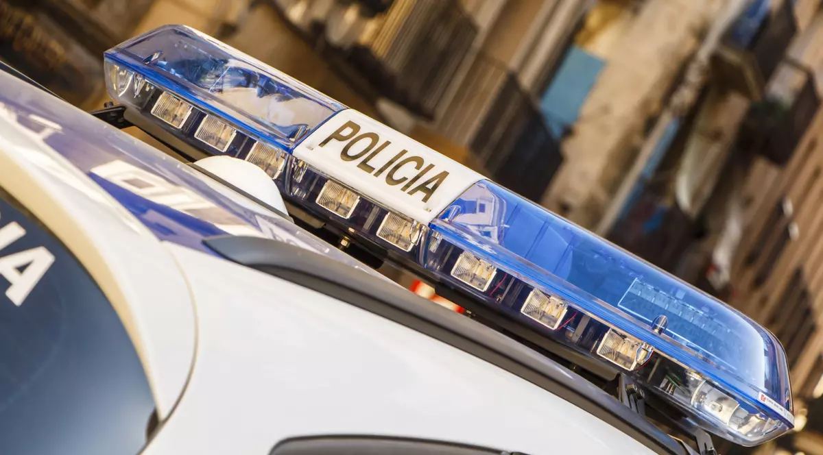 Polițiștii spanioli cântă pe stradă pentru localnicii izolați