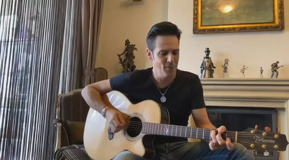 Ştefan Bănică s-a filmat acasă, cântând o melodie la chitară. "Fiţi optimişti!"