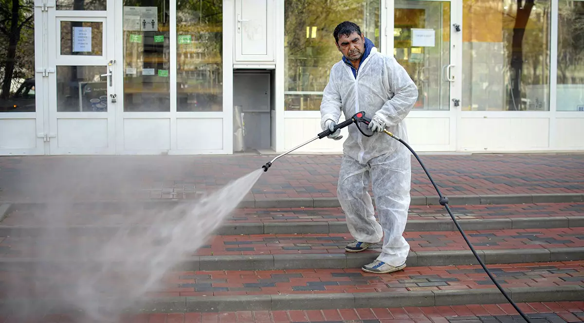 Organizaţia Mondială a Sănătăţii avertizează: stropitul străzilor cu soluţie de hipoclorit de sodiu e periculos pentru om. Detergentul e suficient