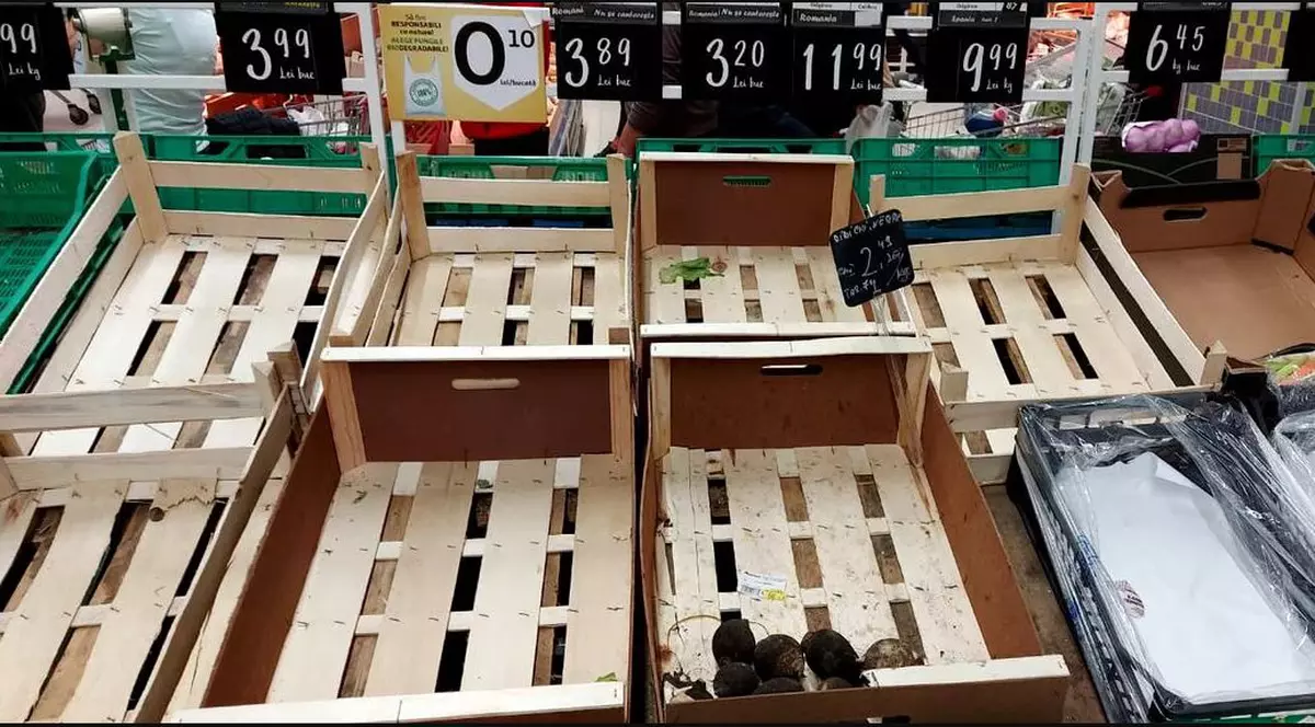 ANPC: Supermarketurile au stocuri suficiente pentru alimente și dezinfectanți, dar cererea e mare. Rafturi goale într-un hipermarket