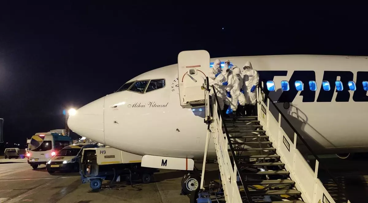 Măsuri excepționale pe Aeroportul din Iași. Români, veniți din Londra, așteptați de jandarmi la aterizare