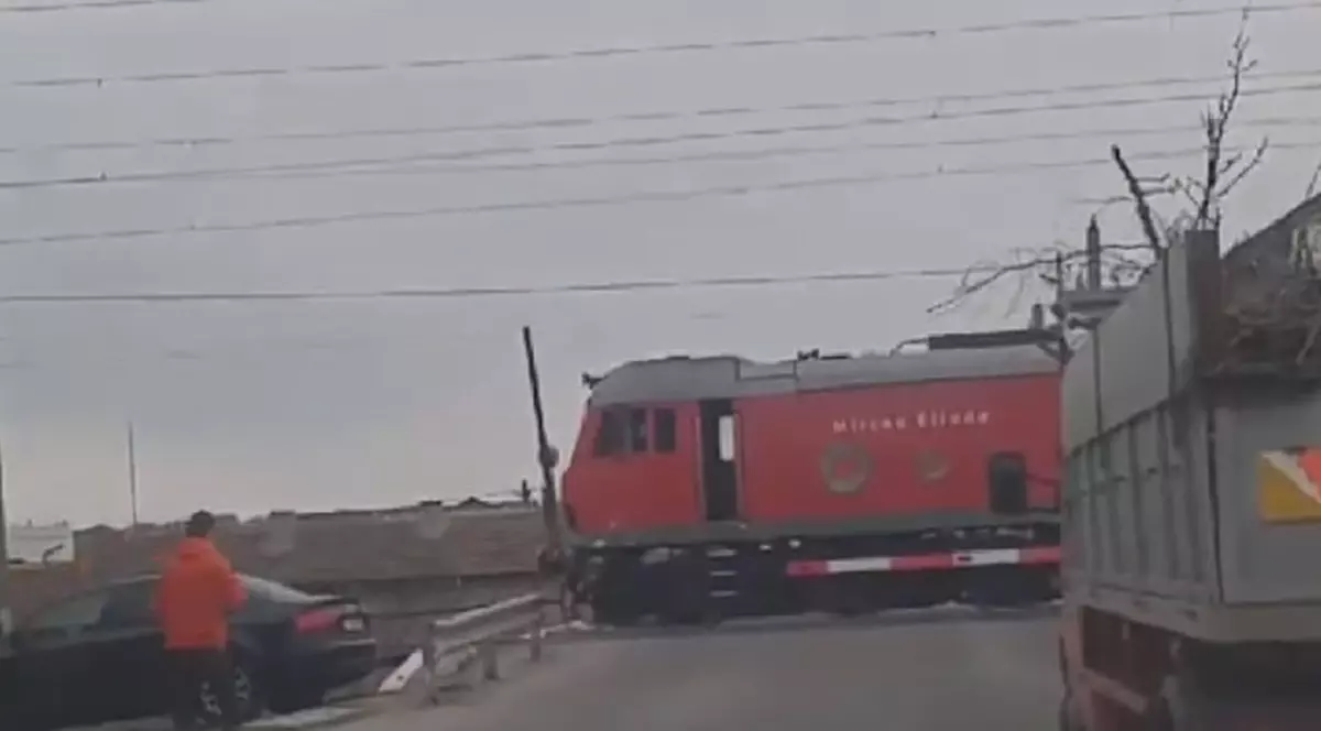 Video| Când îți e poftă de o cafea oprești și trenul în loc. Cum a blocat circulația un mecanic de locomotivă